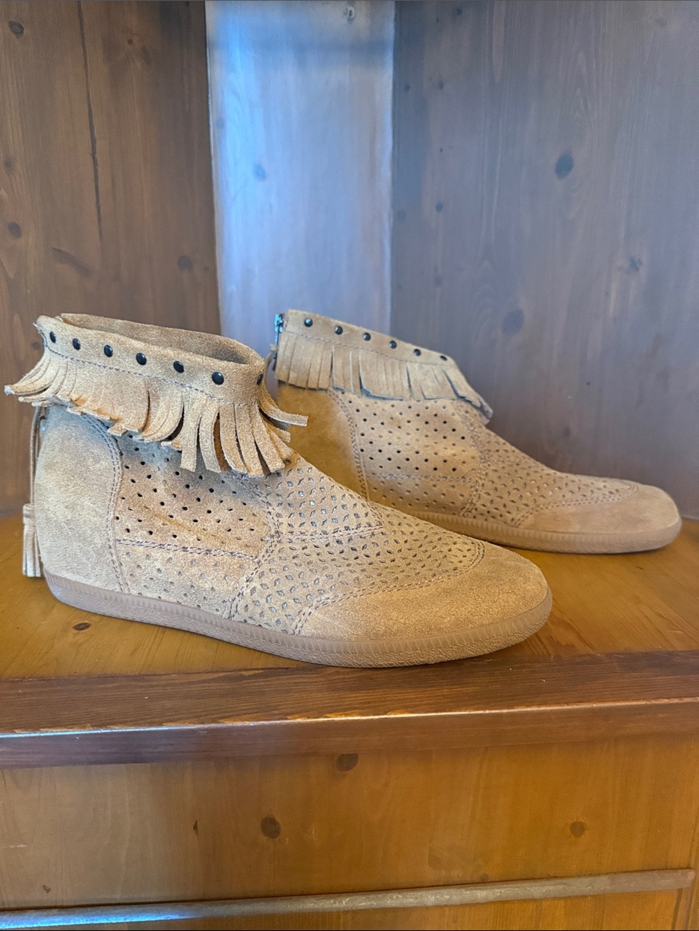 OTBT "Stanton" Fringe Hidden Wedge Booties
Brand: OTBT Off The Beaten Track 9.5